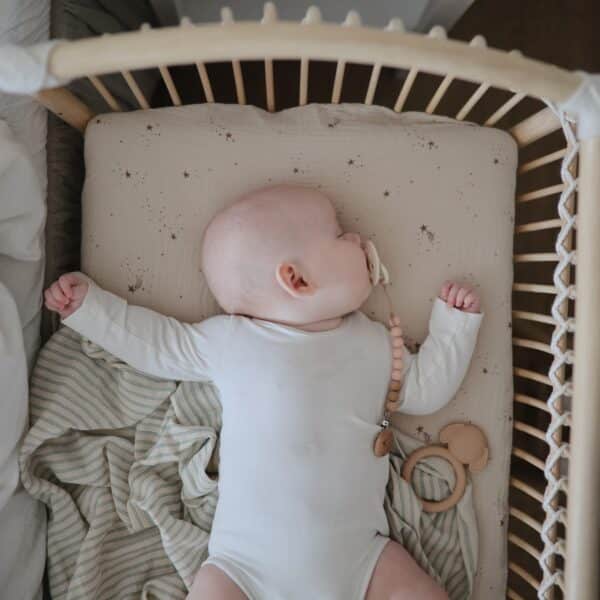 0810052464107 Mushie Hoeslaken Extra Soft Muslin Crib Sheet - Falling Star - 70.015.10 mushie--crib-sheet--falling-star-medium - (2) crop