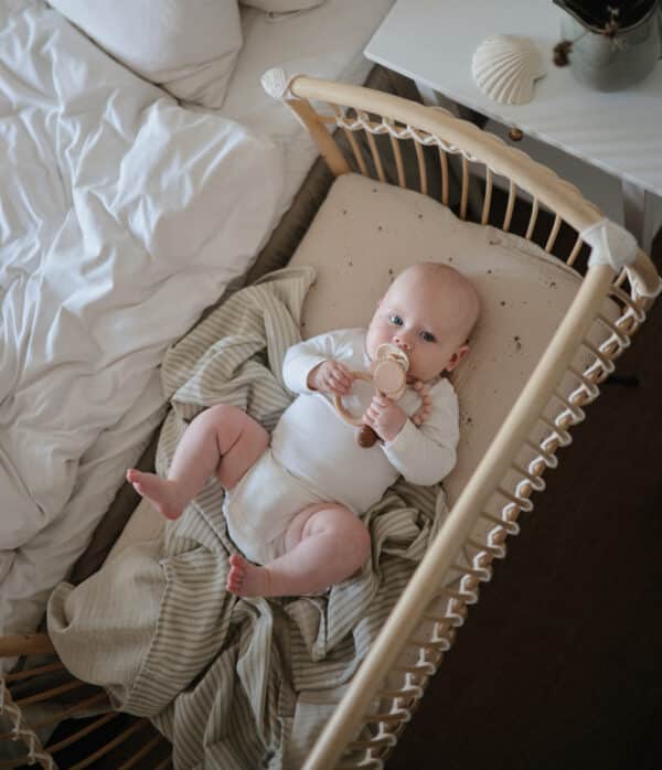 0810052464107 Mushie Hoeslaken Extra Soft Muslin Crib Sheet - Falling Star - 70.015.10 mushie--crib-sheet--falling-star-medium - (3)