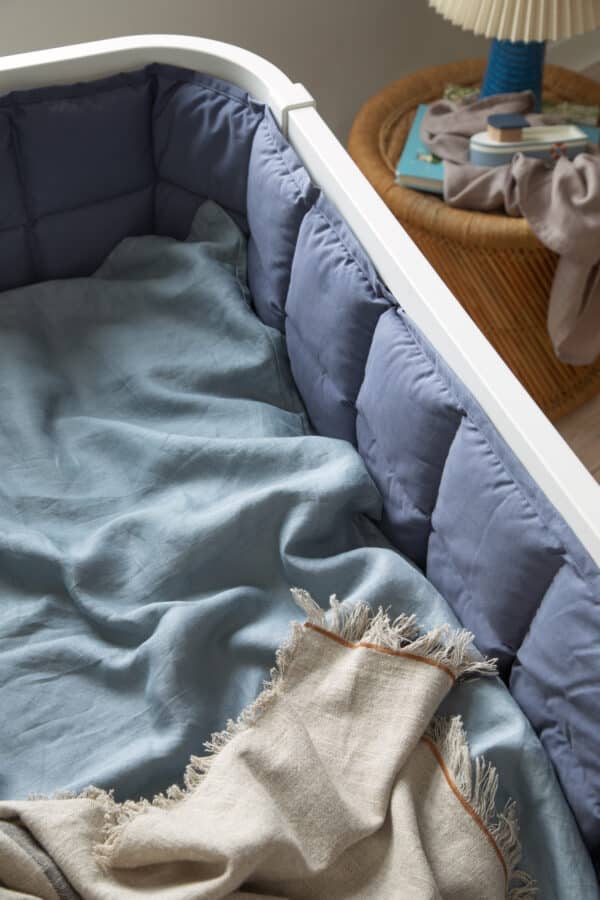 100410017 Sebra Bedbumper Kapok - Nordic Blue 5704680065025 (1)