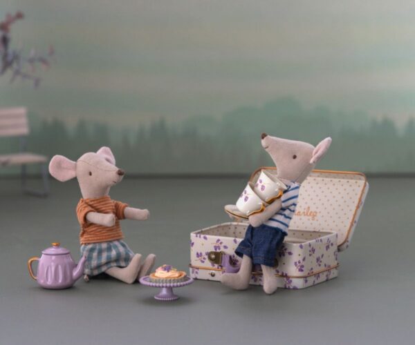 11-3110-00 Maileg Poppenhuis Afternoon Treat - Purple Madelaine 5707304128120 - (2)