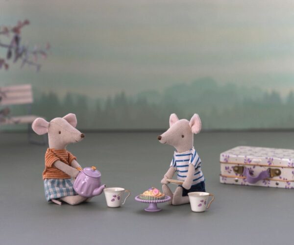 11-3110-00 Maileg Poppenhuis Afternoon Treat - Purple Madelaine 5707304128120 - (3)