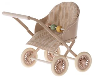 11-4104-00 Maileg Buggy Stroller Baby Mice Rose 5707304133384 (1)