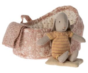 16-1022-10 Maileg Buny in Carrot Cot Micro - Geel