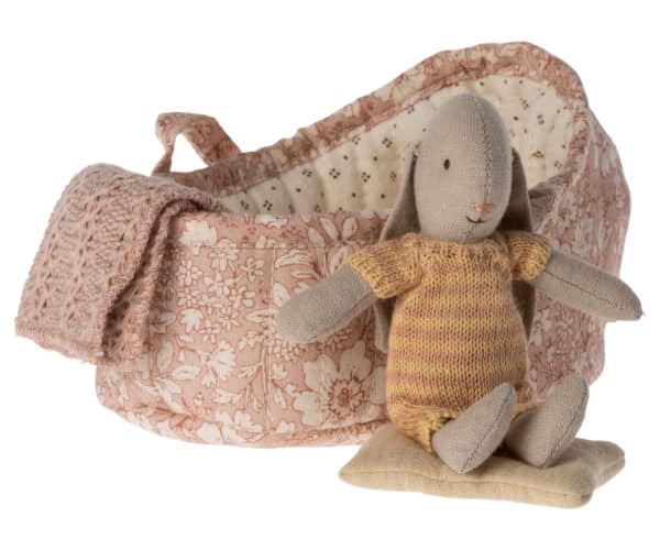 16-1022-10 Maileg Buny in Carrot Cot Micro - Geel