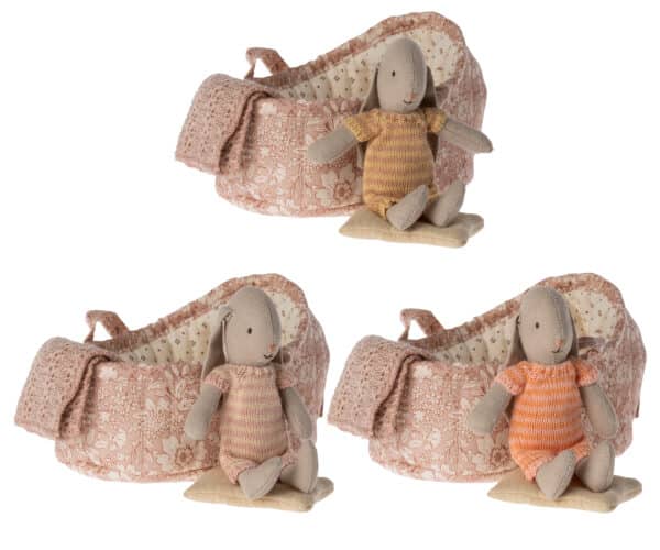 16-1022-10 Maileg Buny in Carrot Cot Micro - Roze 5707304131779 (1)