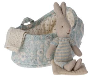 16-1023-10 Maileg Rabbit in Carrot Cot Micro - Licht Blauw 5707304131205 (1)