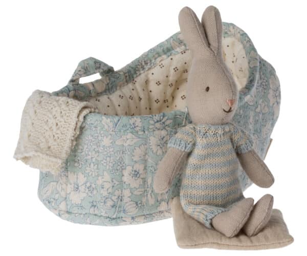 16-1023-10 Maileg Rabbit in Carrot Cot Micro - Licht Blauw 5707304131205 (1)