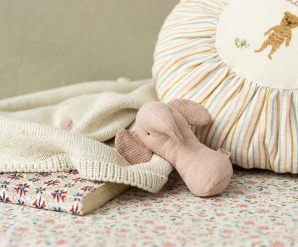 16-4703-00 Maileg Lullaby Friends Rammelaar Olifant Rose 5707304132523 (2)
