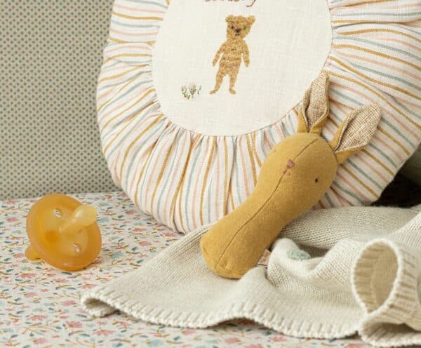 16-4704-00 Maileg Lullaby Friends Rammelaar Konijn Dusty Yellow 5707304133650 (2)