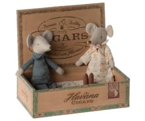 17-3303-00 Maileg Grandma and Grandpa Mice in Cigarbox 5707304129967 bij Grasonderjevoeten (1)
