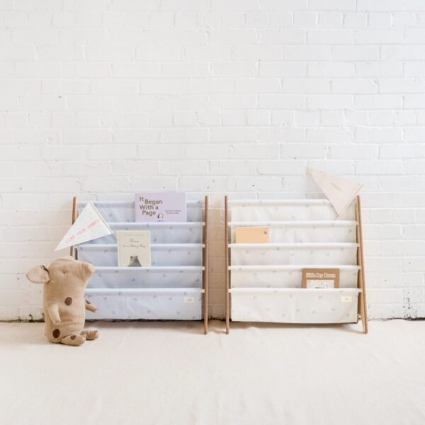 Mooi en praktisch boekenrek Blueberry Ivoor Wit van 3 Sprouts. Leuk voor in de baby- en/of kinderkamer! Het boekenkastje heeft 4 polyester hangvakken. Met een leuk bosbessen printje. Geef je mooiste kinderboeken een mooi plekje in dit boekenrekje!