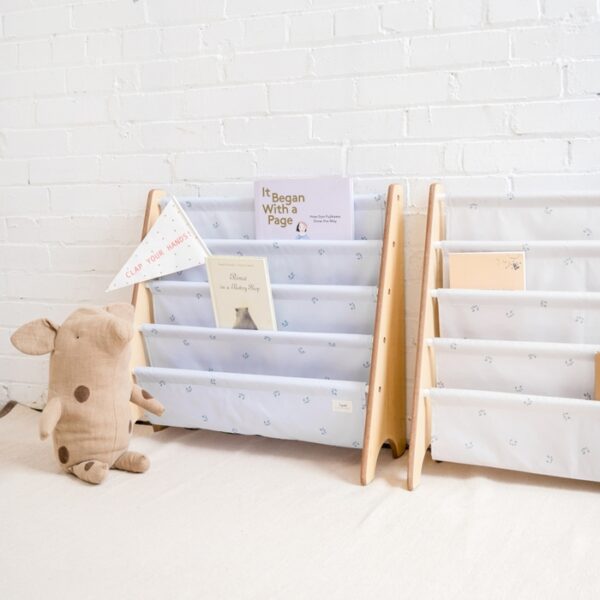 Mooi en praktisch boekenrek Blueberry Ivoor Wit van 3 Sprouts. Leuk voor in de baby- en/of kinderkamer! Het boekenkastje heeft 4 polyester hangvakken. Met een leuk bosbessen printje. Geef je mooiste kinderboeken een mooi plekje in dit boekenrekje!