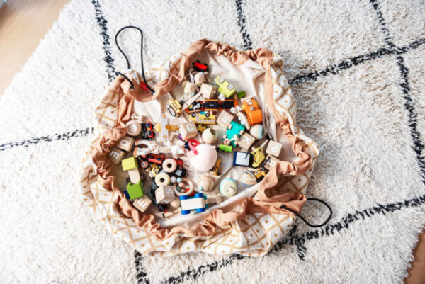 Play and Go Speelgoedkleed en opbergzak - Geo Mosterd Geel