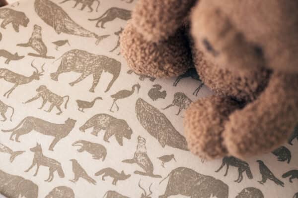 511-501-67043 Jollein Hoeslaken Wieg Jersey Animals Olive Green 8717329376434 (4)