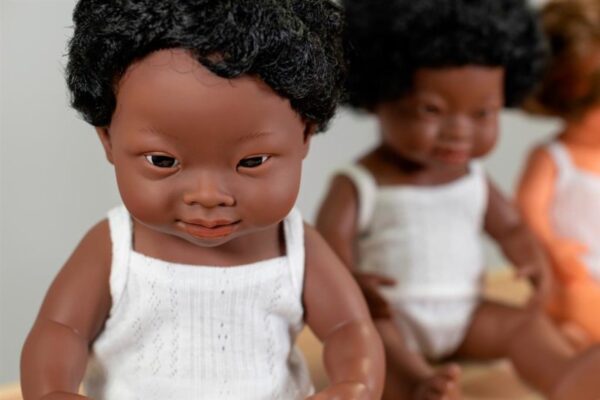 Miniland Pop Europees Meisje met Syndroom van Down - Girl (38 cm)