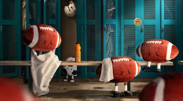 Jellycat-Amuseable-Sports-Knuffels-American-Footbal-Rugby-Bal-en-Voetbal-bij-Grasonderjevoeten.nl_.jpg