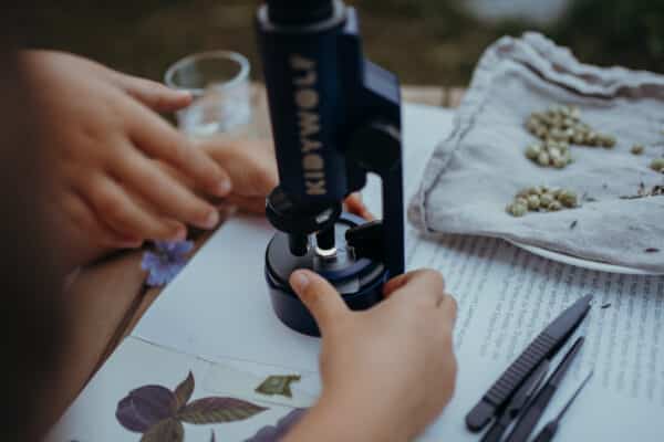 Kidywolf Educatief Speelgoed. Mooi educatief speelgoed van Kidywolf zoals een draagbare microscoop, een telescoop, een weerstation en een timer.