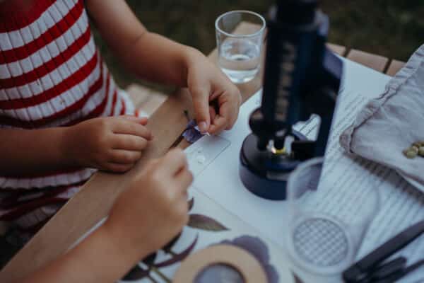 Kidywolf Educatief Speelgoed. Mooi educatief speelgoed van Kidywolf zoals een draagbare microscoop, een telescoop, een weerstation en een timer.