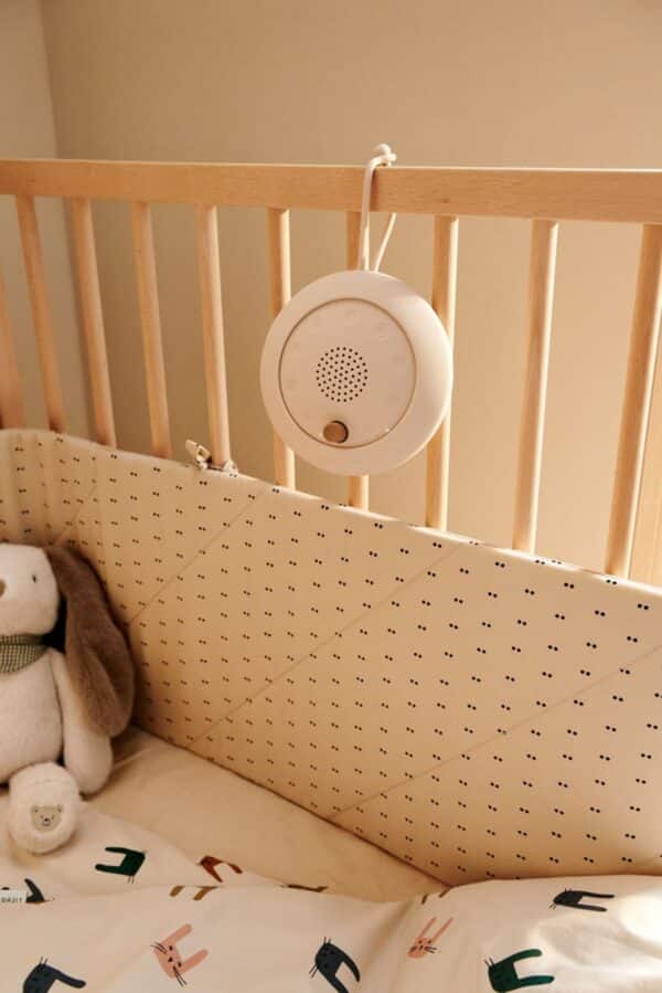 Handige Sound Machine Jordi Oat Sandy van Liewood.  De Jordi rustgevende speaker van Liewood is een must-have voor het slapengaan van je baby. Deze slimme speaker wordt geleverd met acht verschillende ontspannende geluiden, waaronder roze ruis, vogelgezang en golven, om een rustige sfeer te creëren voor de allerkleinsten. Hij is ontworpen met negen verschillende knoppen, elk met een uniek symbool, zodat je gemakkelijk het favoriete geluid van je kind kunt kiezen. Met zijn compacte ontwerp en meegeleverde USB-C oplader is Jordi zowel draagbaar als perfect voor op reis.