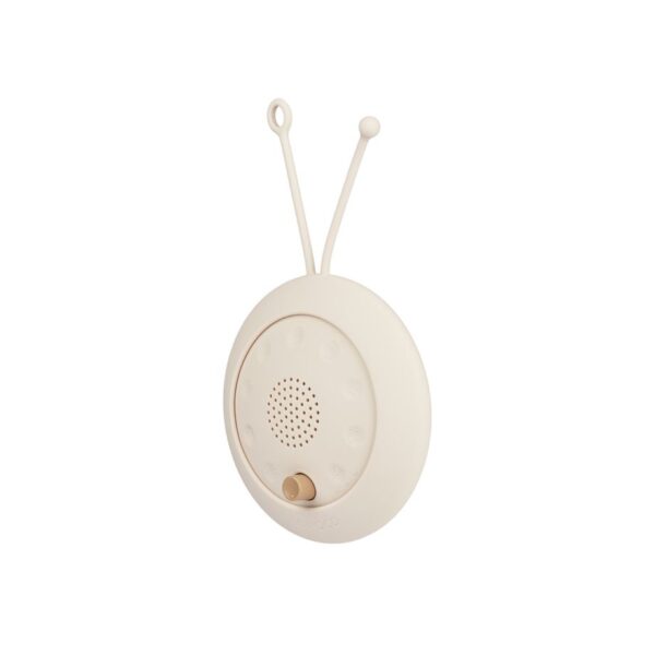 Handige Sound Machine Jordi Oat Sandy van Liewood.  De Jordi rustgevende speaker van Liewood is een must-have voor het slapengaan van je baby. Deze slimme speaker wordt geleverd met acht verschillende ontspannende geluiden, waaronder roze ruis, vogelgezang en golven, om een rustige sfeer te creëren voor de allerkleinsten. Hij is ontworpen met negen verschillende knoppen, elk met een uniek symbool, zodat je gemakkelijk het favoriete geluid van je kind kunt kiezen. Met zijn compacte ontwerp en meegeleverde USB-C oplader is Jordi zowel draagbaar als perfect voor op reis.