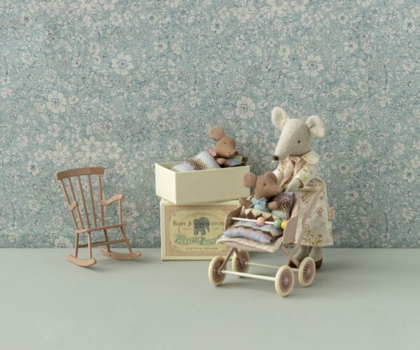 Maileg Baby Mouse in Matchbox Sleepy Wakey Rose 5707304132912 (3)