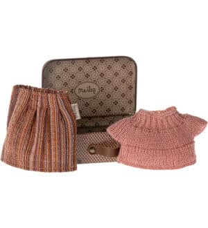 Maileg Grandma Mouse Knitted Blouse and Skirt in koffertje 5707304133254 (2)