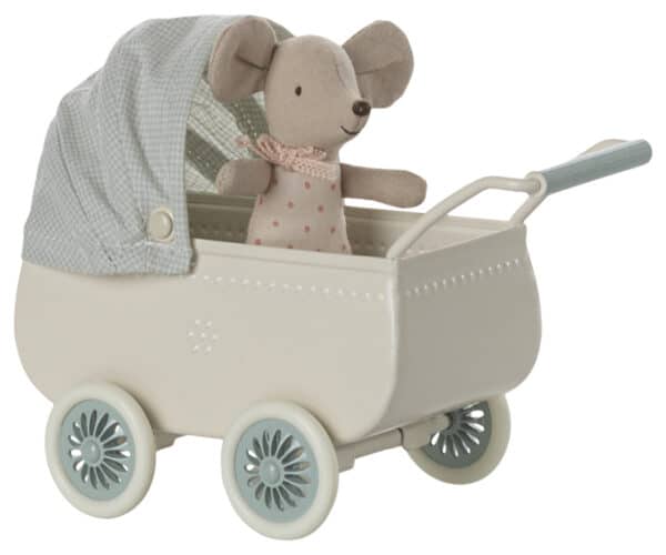 Maileg Poppenhuis Accessoires Kinderwagen met Baby Muis Mint 5707304142461 (1)