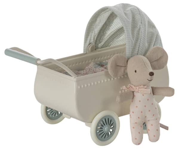 Maileg Poppenhuis Accessoires Kinderwagen met Baby Muis Mint 5707304142461 (1)