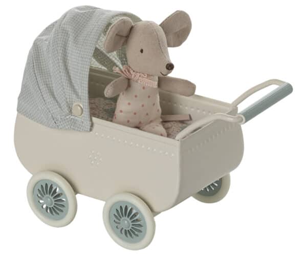 Maileg Poppenhuis Accessoires Kinderwagen met Baby Muis Mint 5707304142461 (1)