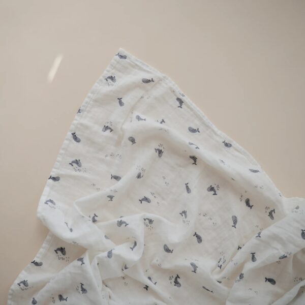 Mushie Hydrofiele Doek XL Swaddle - Whales 0810052467818 (4)