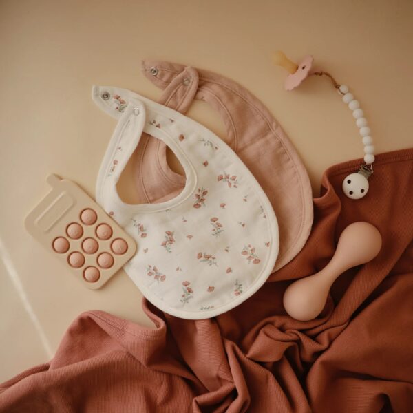 Mushie Slabbetje Muslin Bib (set van 2) - Blush Pink Floral 0810052469577 (5)