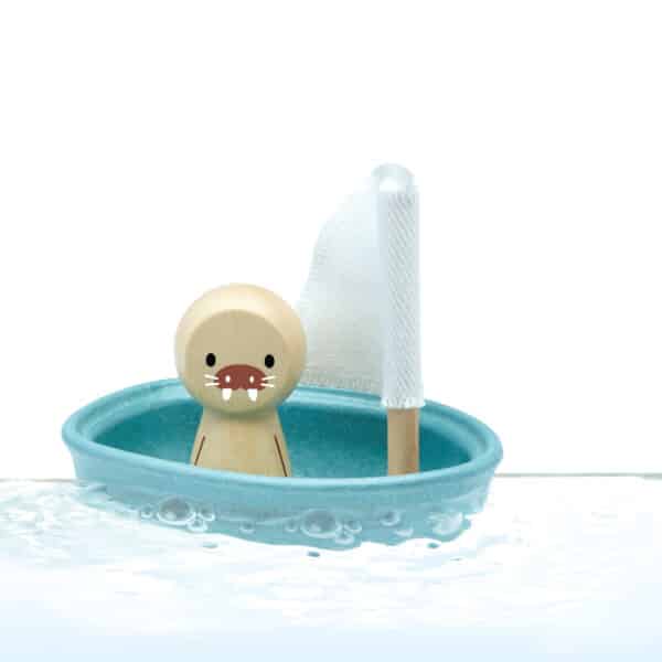 Plantoys-Zeilboot-Walrus-Modern-Rustic-1jr-5810-Badspeeltjes-bij-Grasonderjevoeten-7.jpg