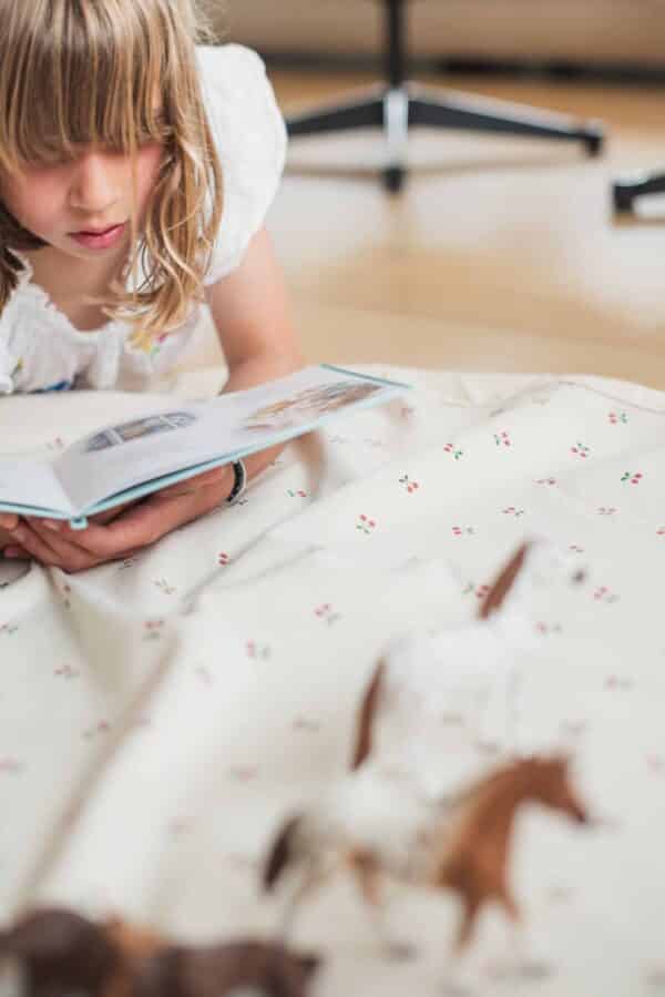 Play and Go Speelkleed en Opbergzak - Cherry Cherry 4895250600904 bij Grasonderjevoeten (2)