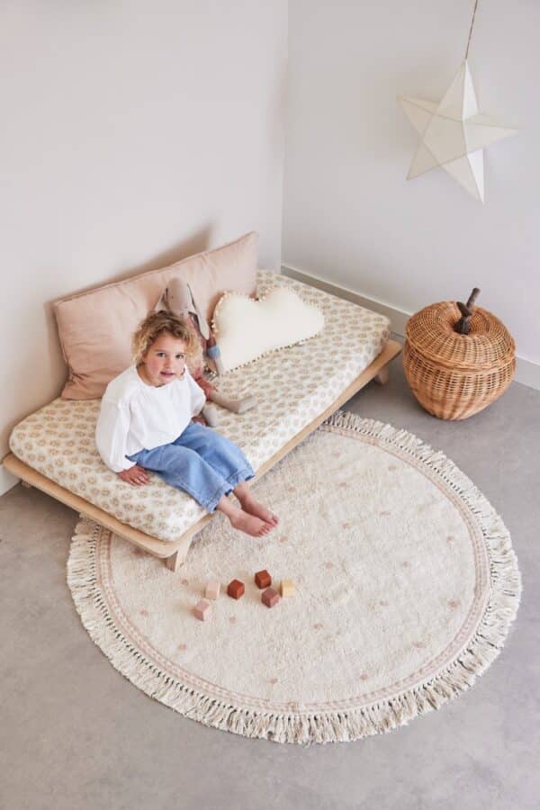 Tapis Petit vloerkleed rond naturel rose stip meisje