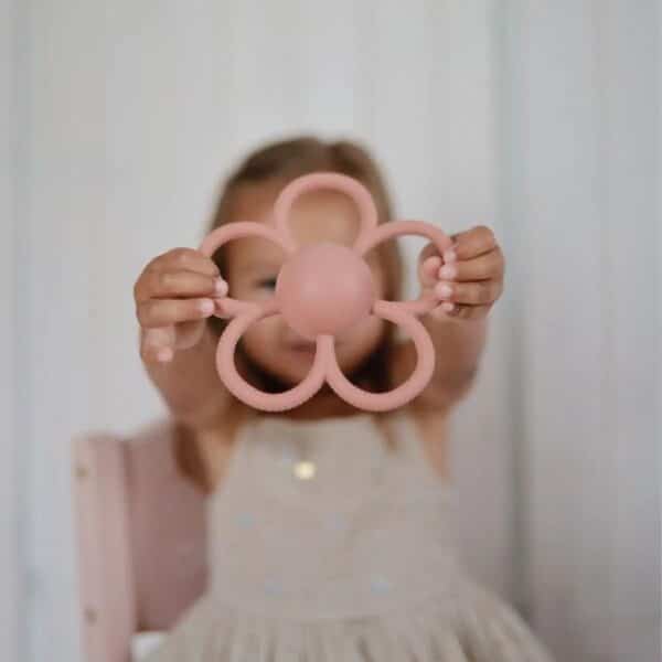 70.078.01 Mushie Bijtring Bloem Daisy 0840355800333