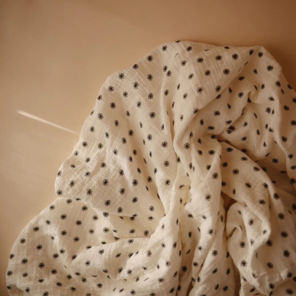 mushie swaddle hydrofiele doek xl black daisy 2