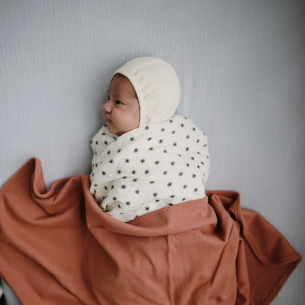 mushie swaddle hydrofiele doek xl black daisy (4)