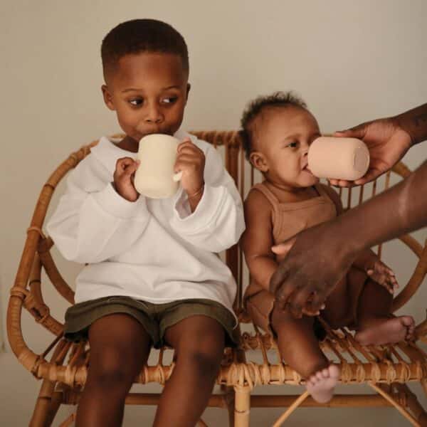 mushie tuitbeker siliconen sippy cup pale daffodil 3